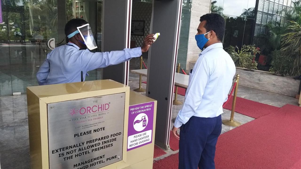 The Orchid Hotel Hinjewadi Pune Esterno foto Temperature check at the entrance of a hotel in India