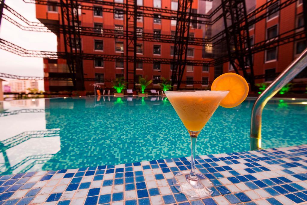 The Orchid Hotel Hinjewadi Pune Esterno foto The swimming pool at the hotel