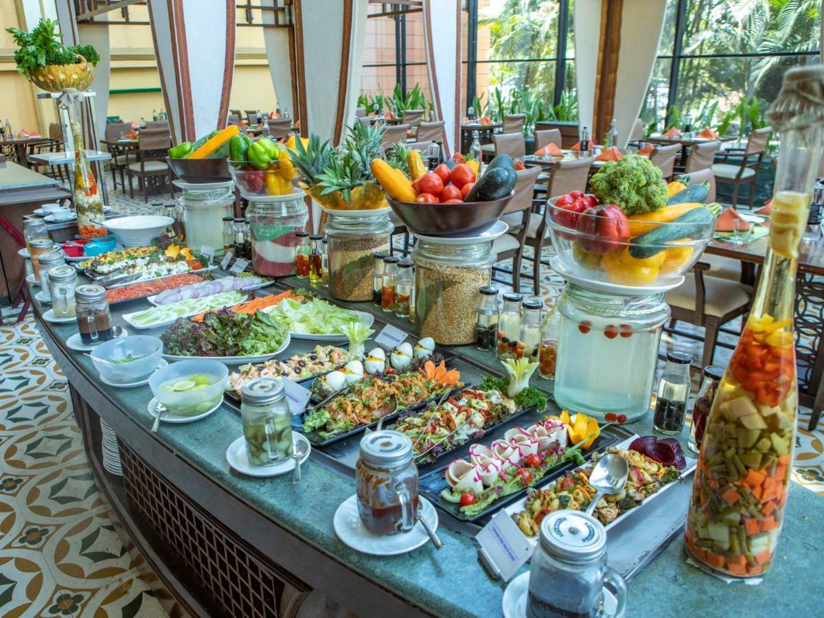 The Orchid Hotel Hinjewadi Pune Esterno foto A salad bar