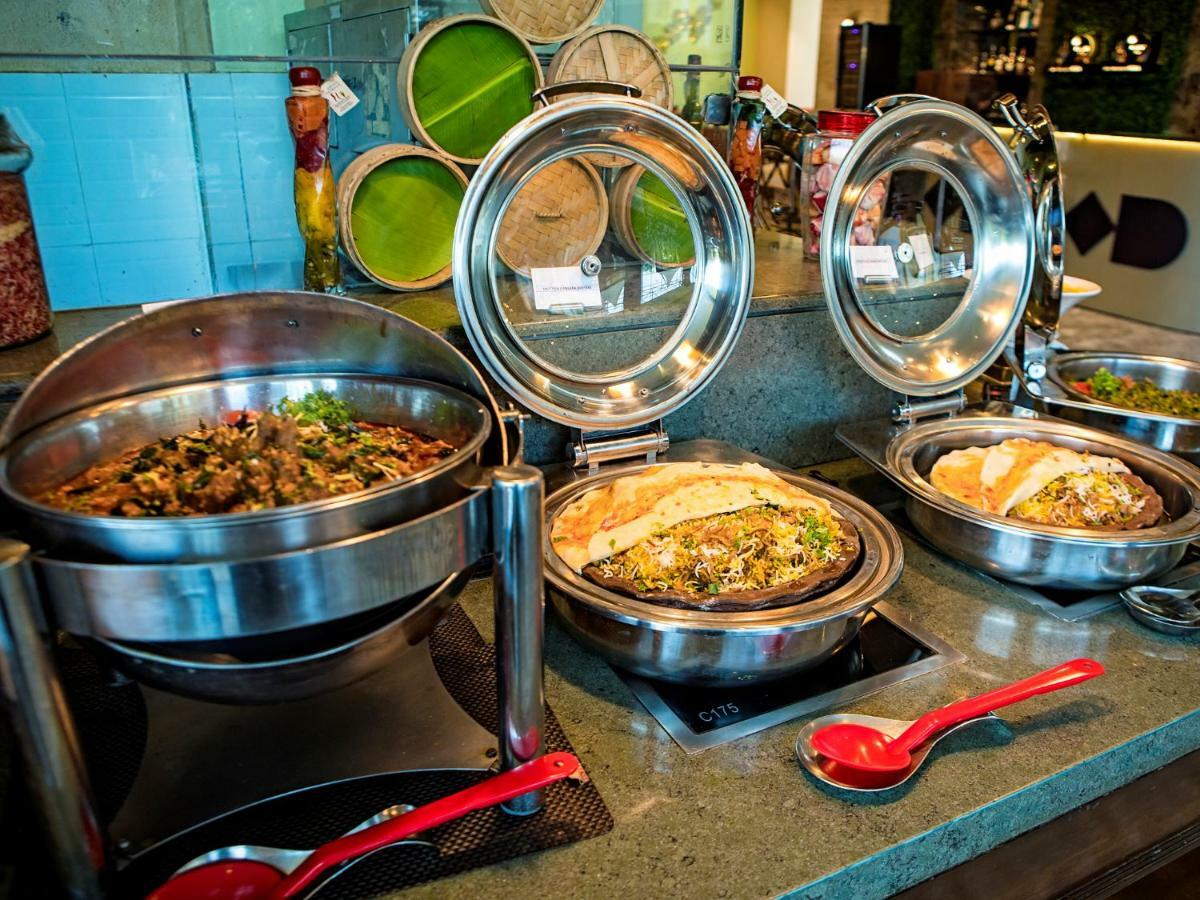 The Orchid Hotel Hinjewadi Pune Esterno foto A chafing dish