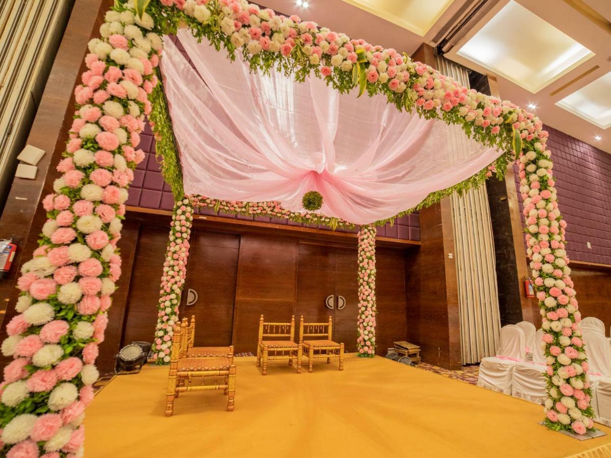 The Orchid Hotel Hinjewadi Pune Esterno foto A decorated mandap