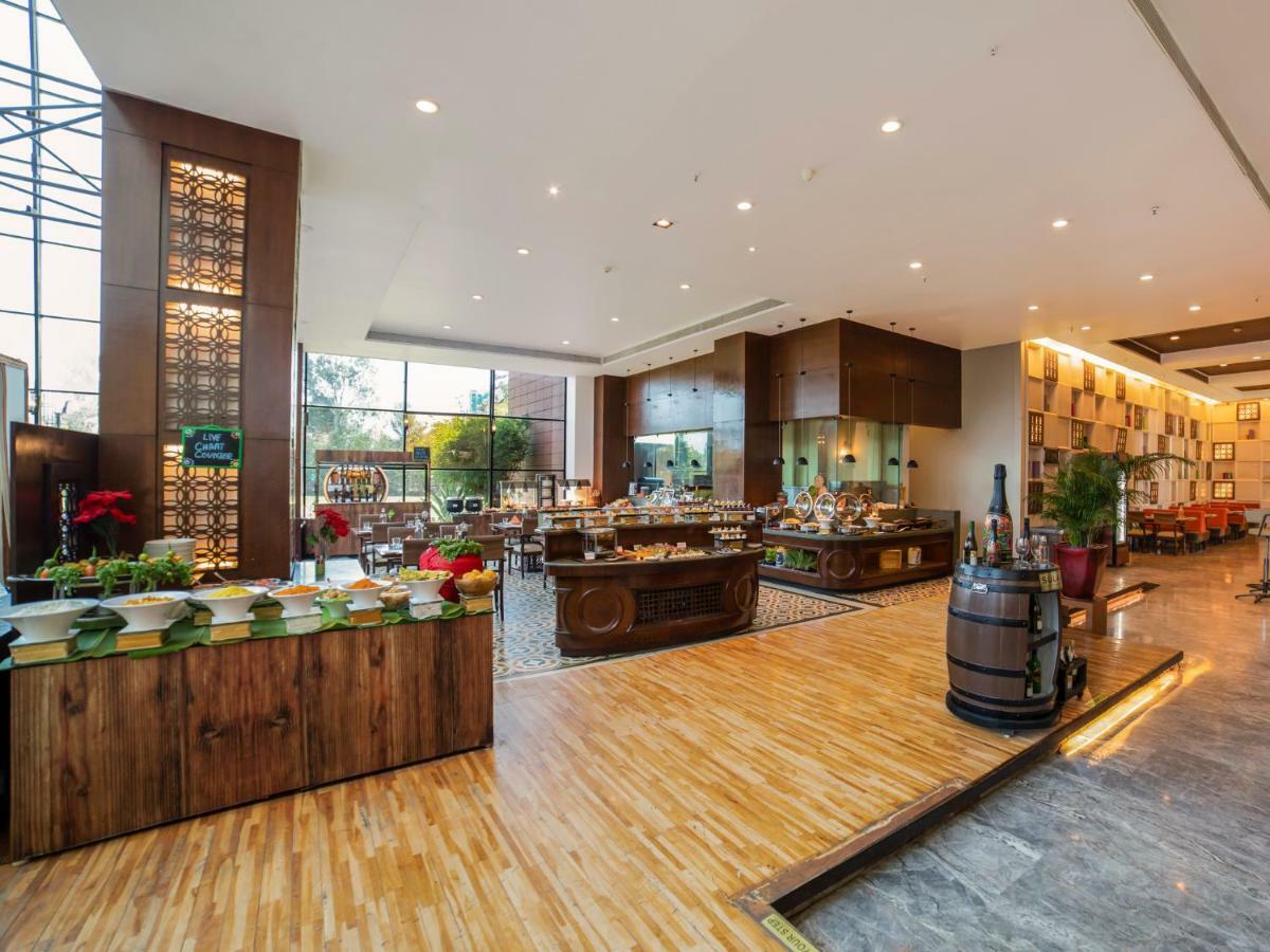 The Orchid Hotel Hinjewadi Pune Esterno foto The restaurant
